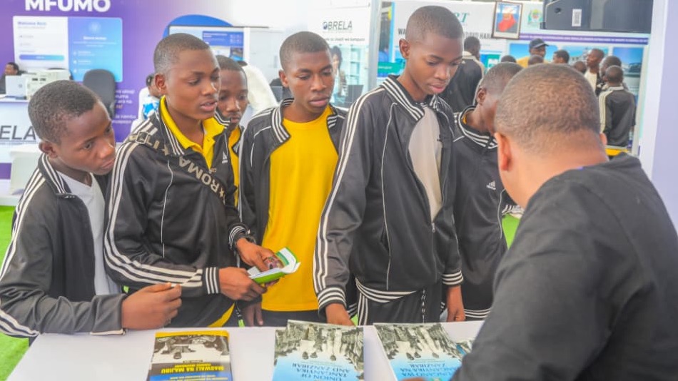 Wananchi waendelea kufurahia elimu kutoka banda la Ofisi ya Makamu wa Rais Nanenane Dodoma