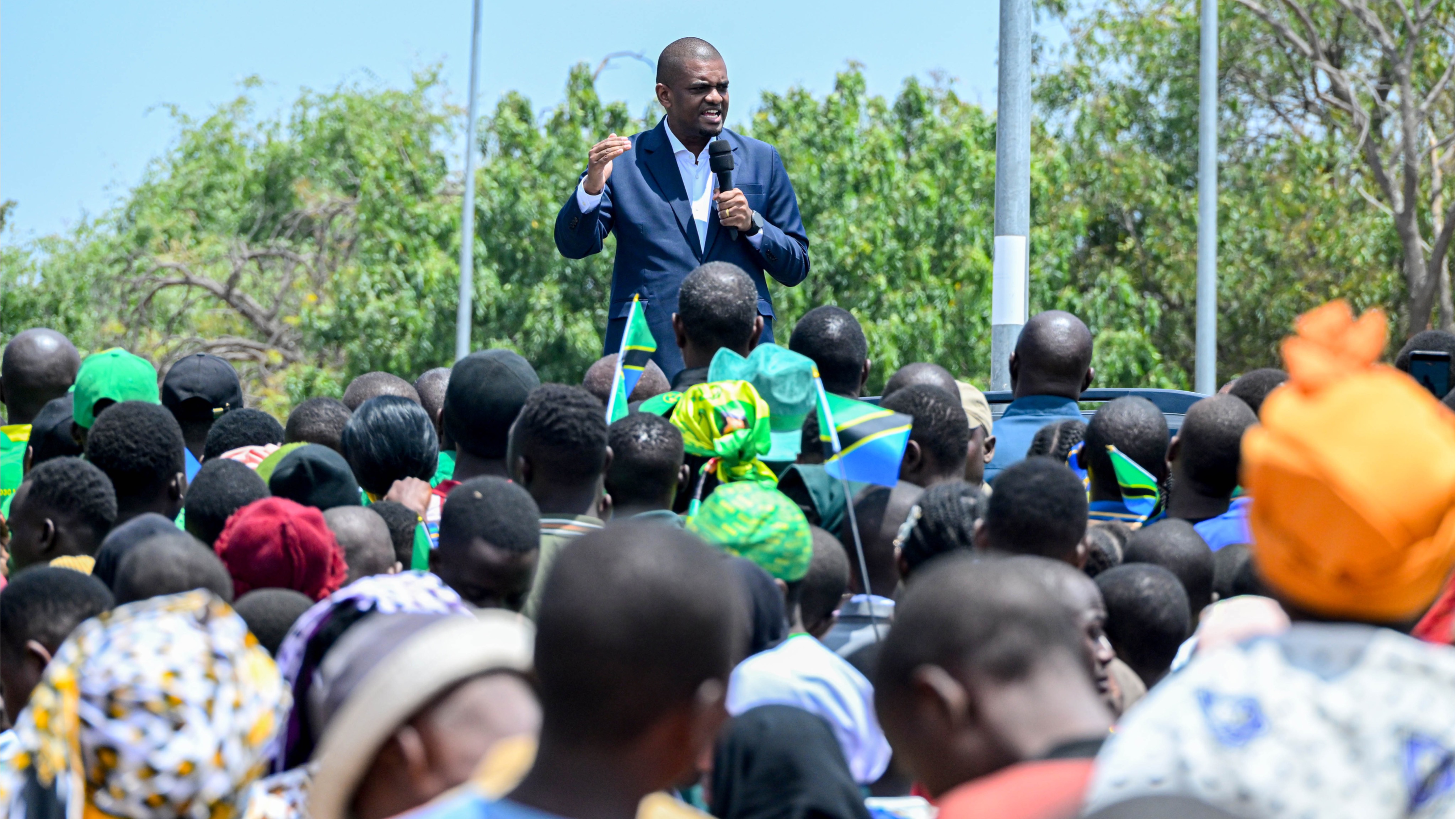 Makamu wa Rais awasalimu wananchi Chamwino akitoka kuapishwa