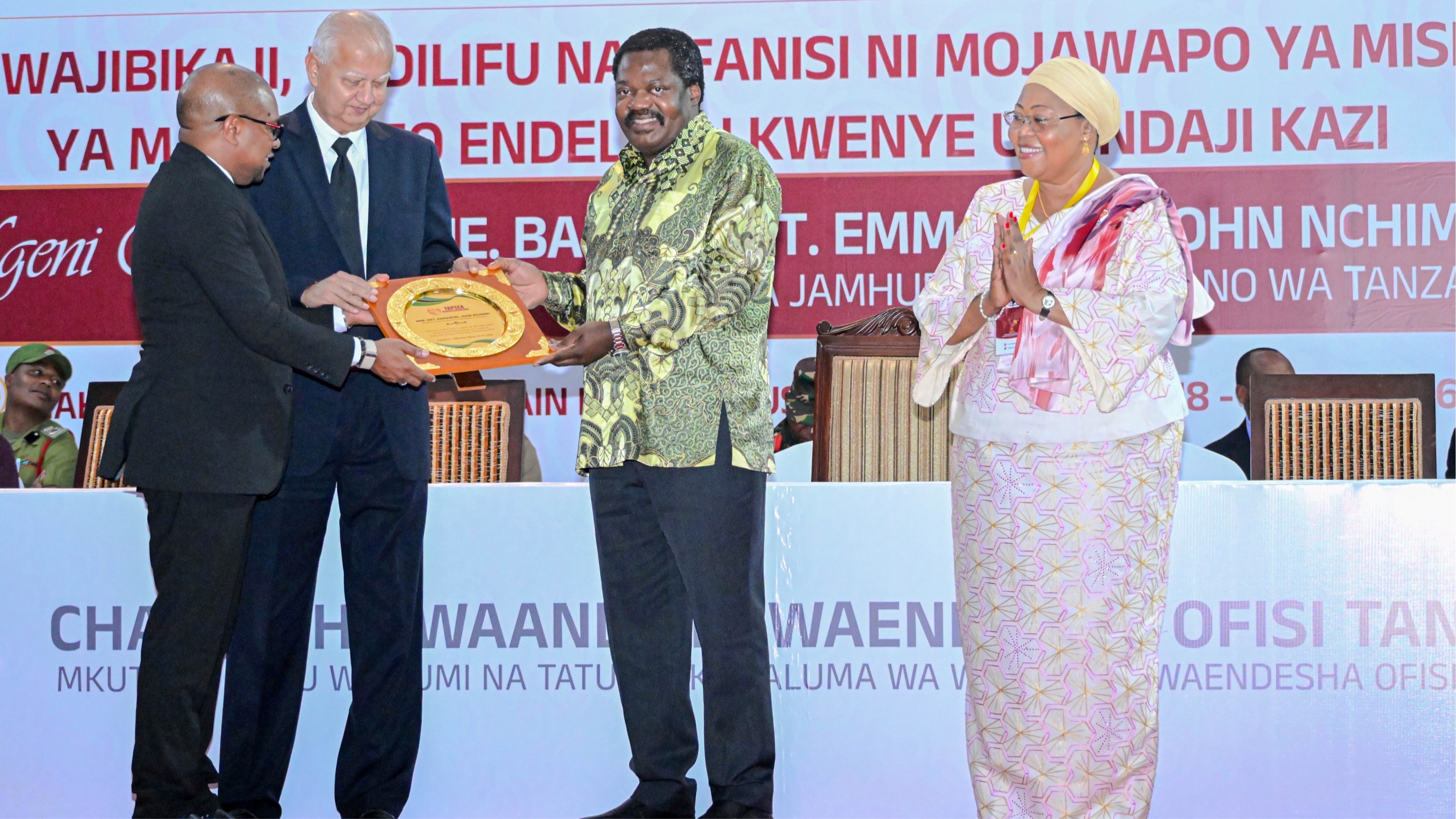 Makamu wa Rais awamwagia sifa waandishi waendesha ofisi