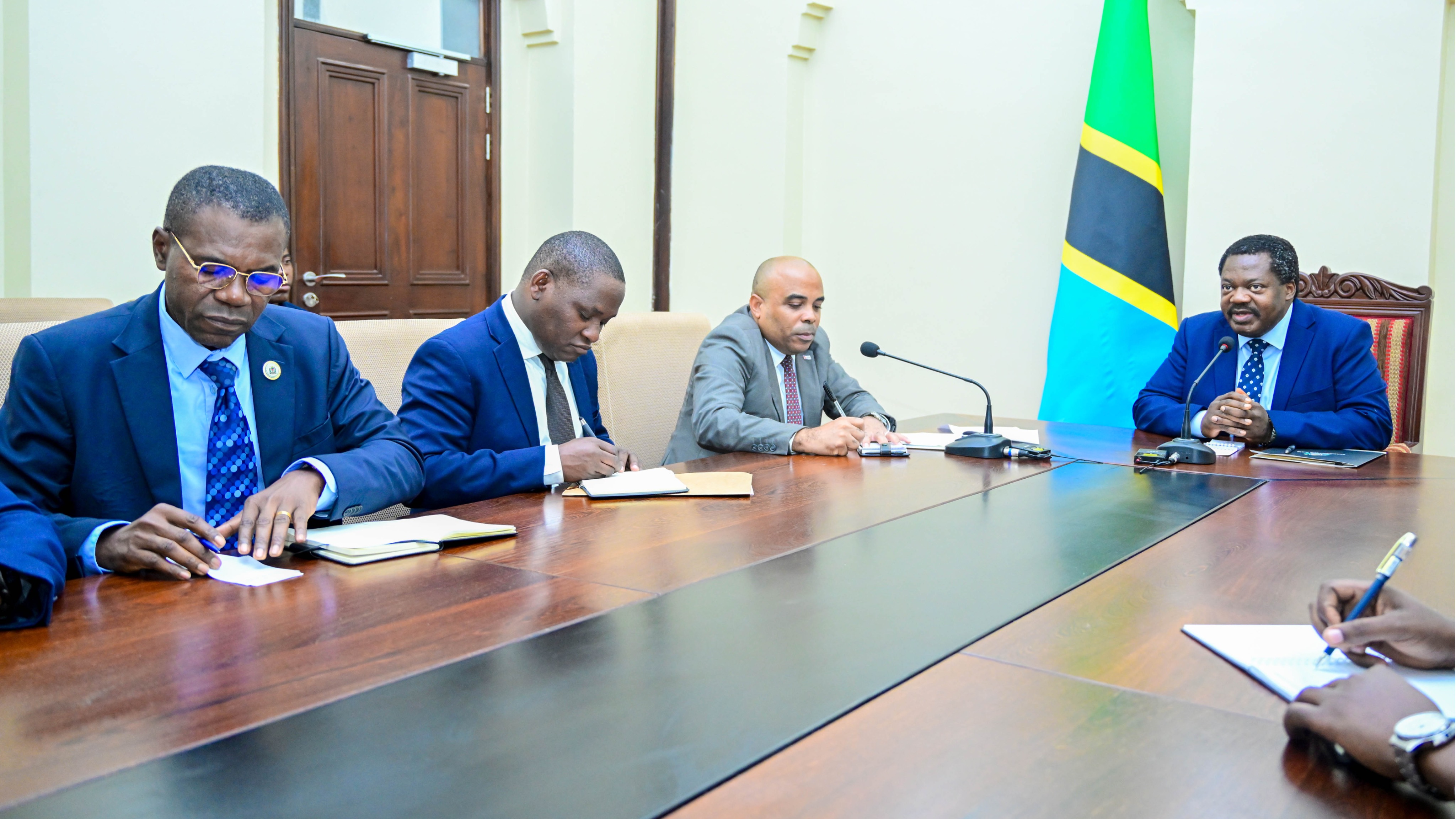 Makamu wa Rais ateta na Balozi wa Cuba