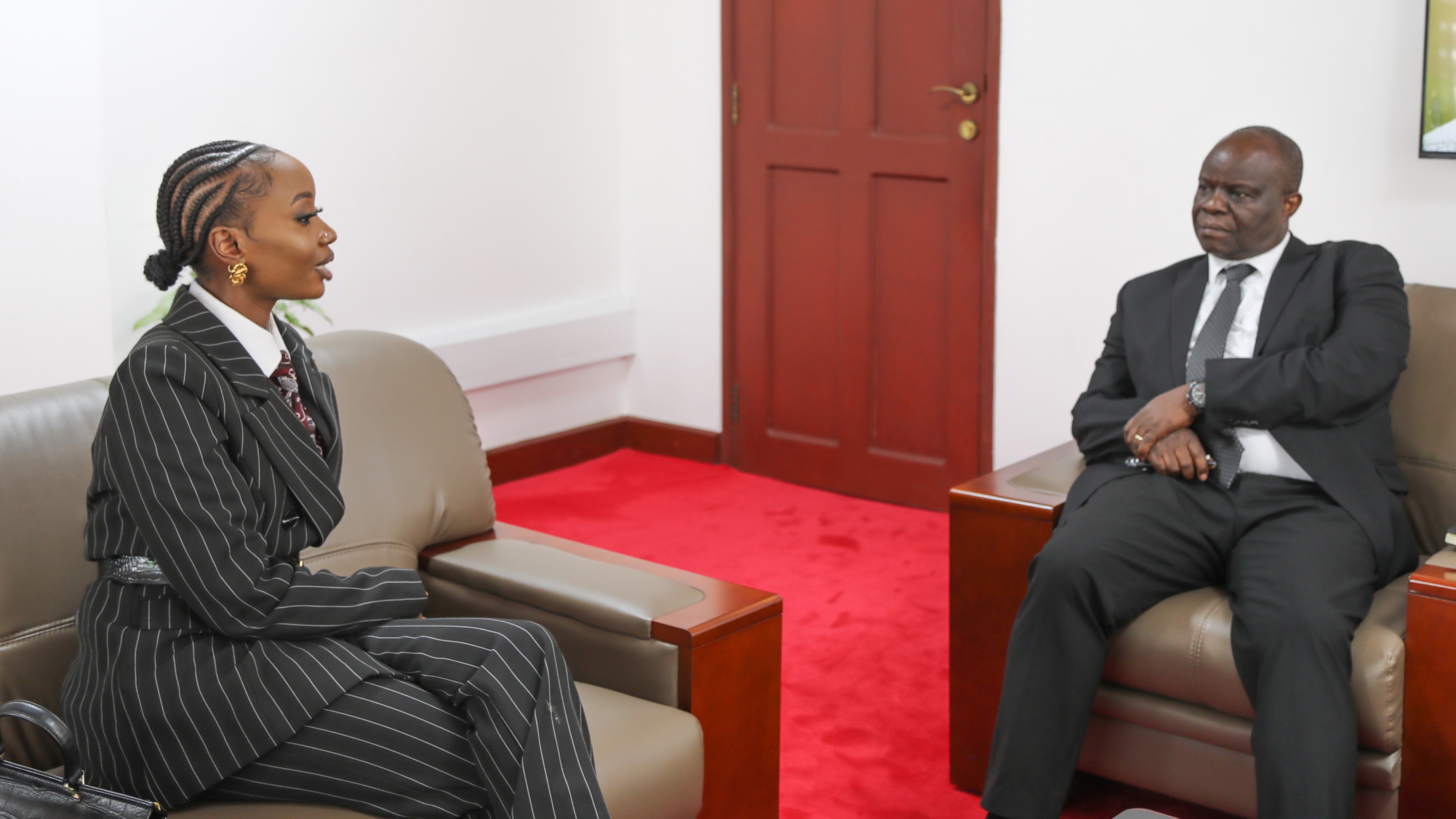 Katibu Mkuu wa Ofisi ya Makamu wa Rais Dkt. Richard Muyungi azungumza na Balozi wa UNEP