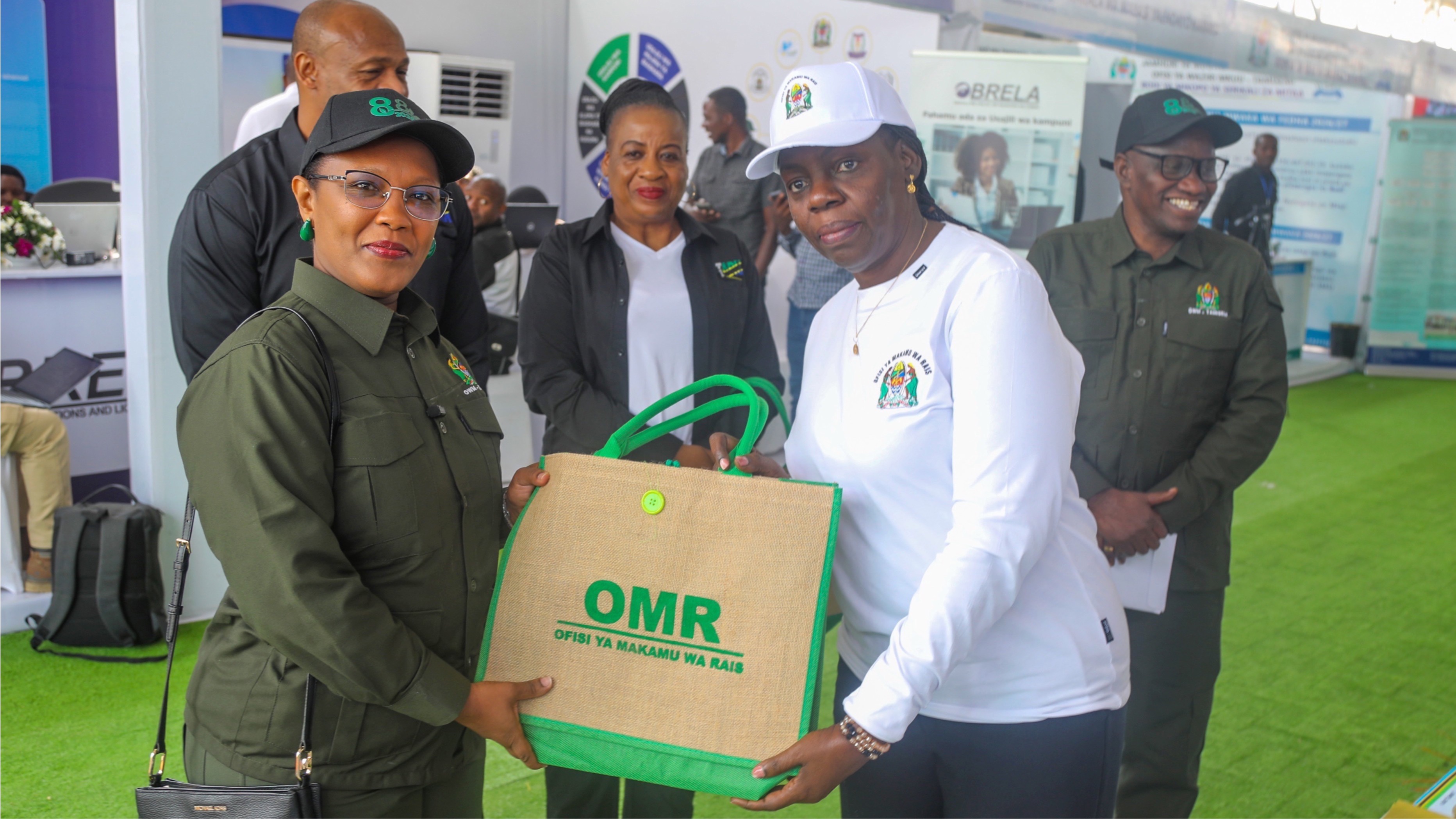 Viongozi TAMISEMI, wananchi watembelea banda la Ofisi ya Makamu wa Rais Nanenane