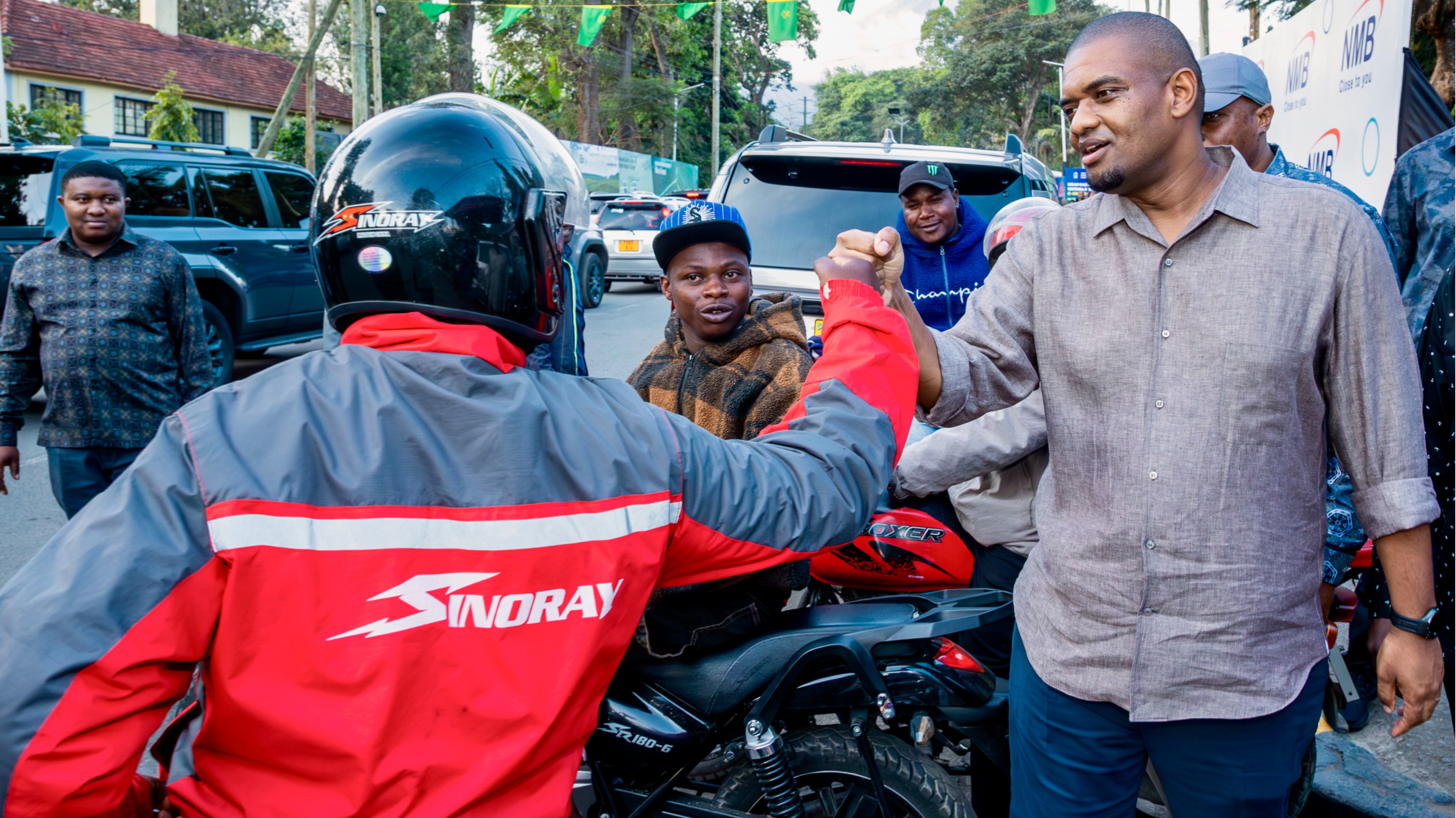 Makamu wa Rais awasalimu wananchi wa mitaa ya Jiji la Arusha