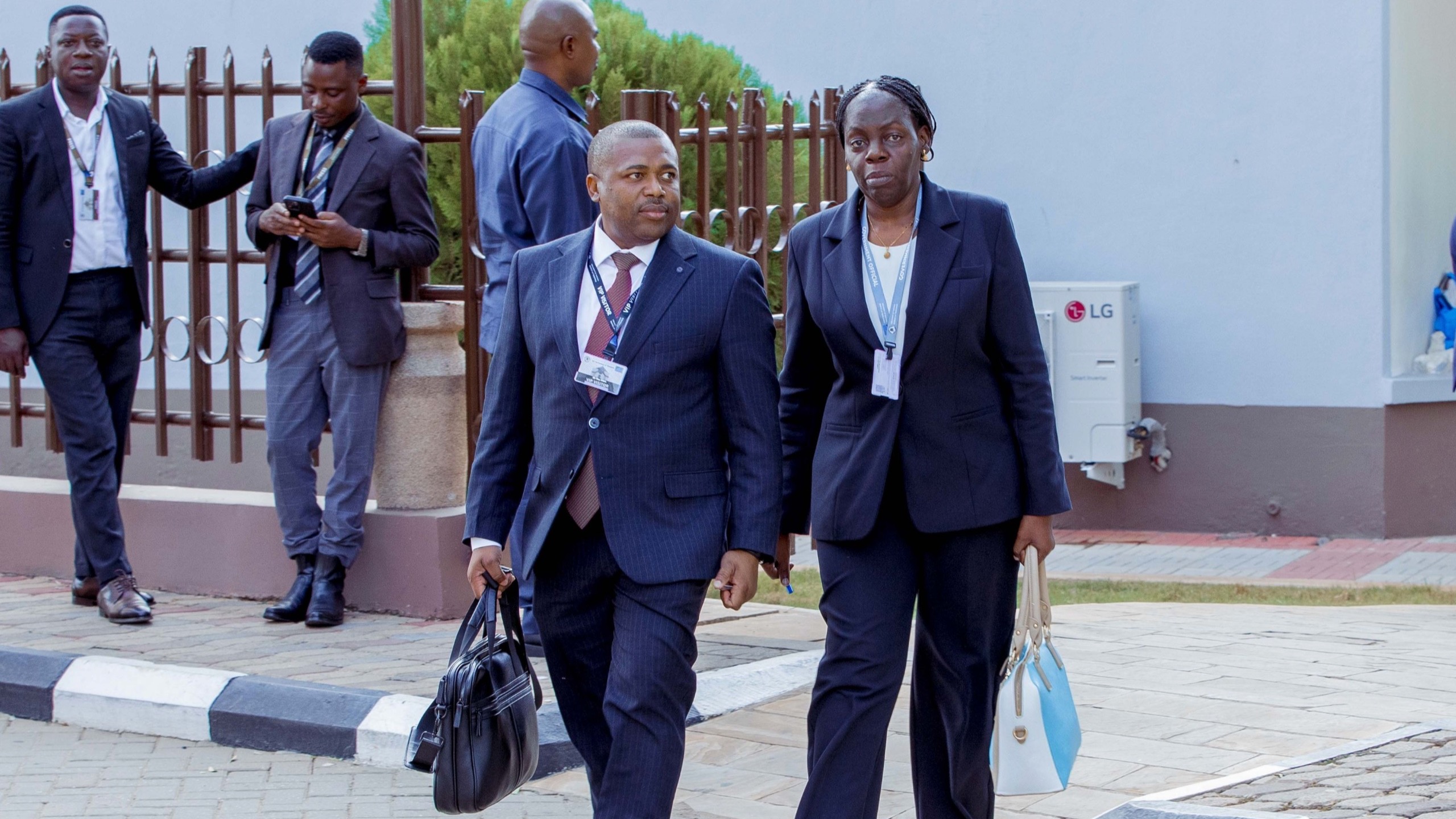 Viongozi Ofisi ya Makamu wa Rais wakiwasili bungeni kufuatilia hotuba ya bajeti