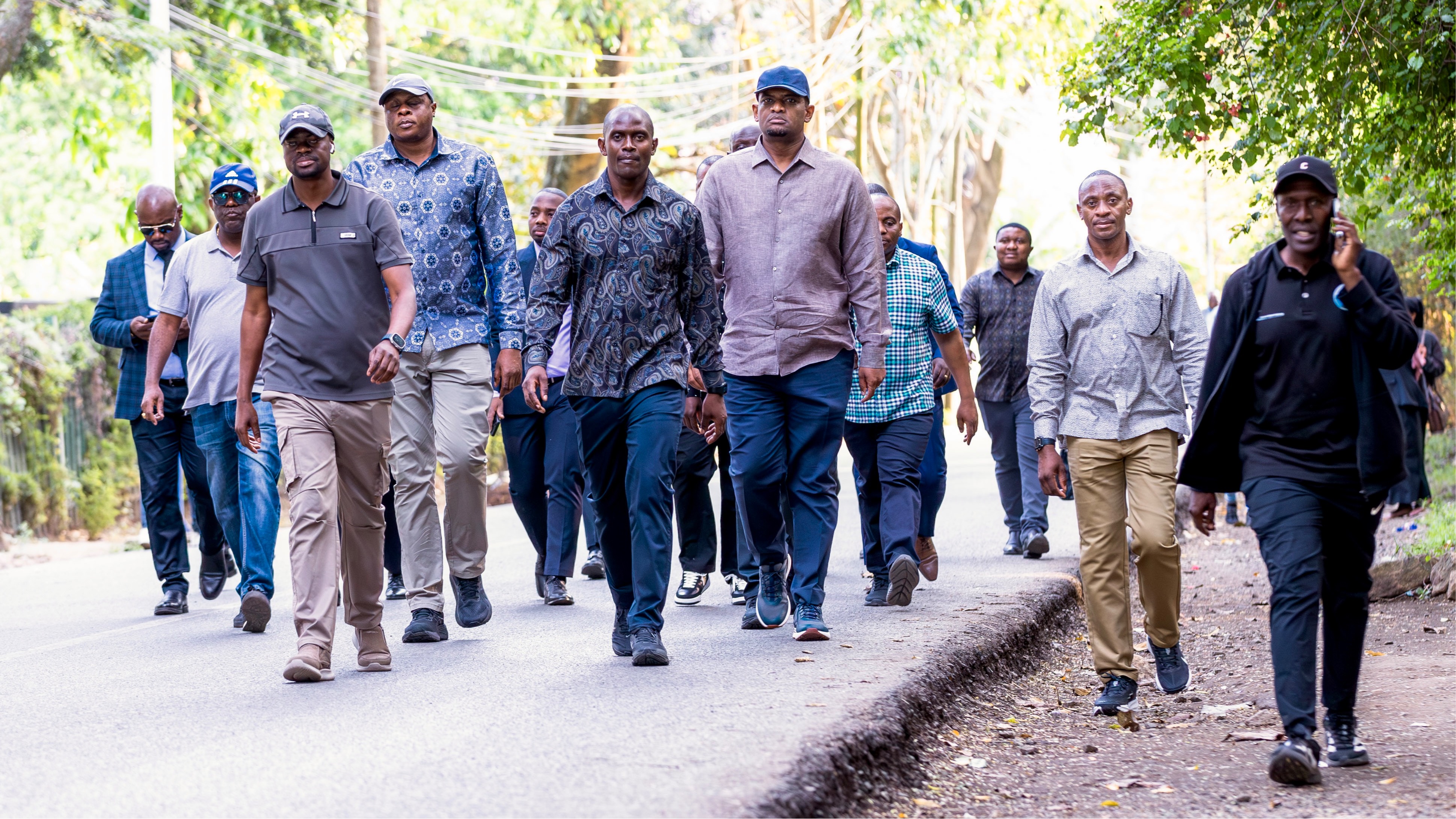 Makamu wa Rais akitembea mitaa ya Arusha kujionea hali ya mazingira
