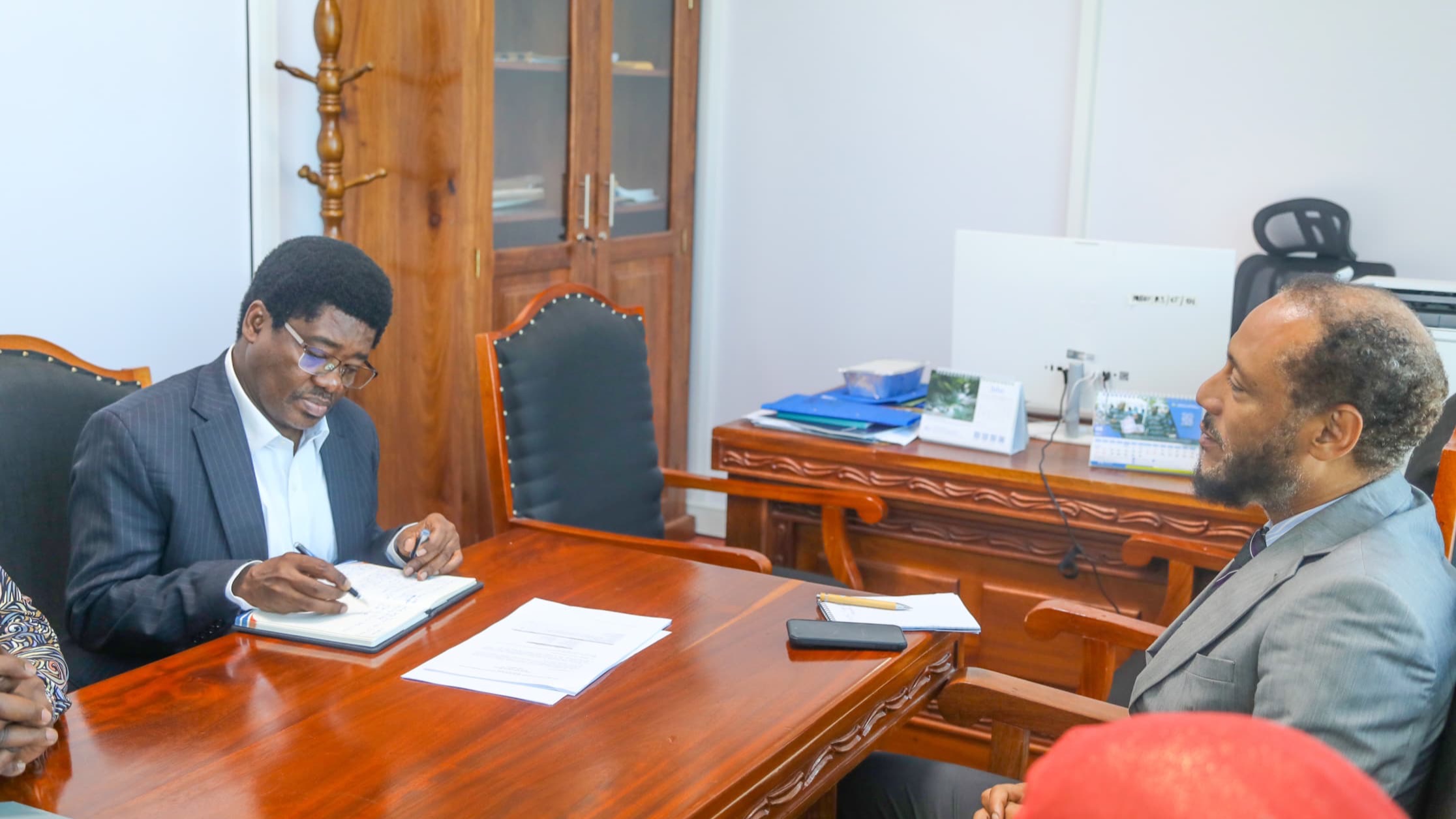 Naibu Katibu Mkuu Dkt Kazi atembelea Ofisi ya Makamu wa Kwanza wa Rais wa Zanzibar, Wizara ya Uchumi wa Buluu